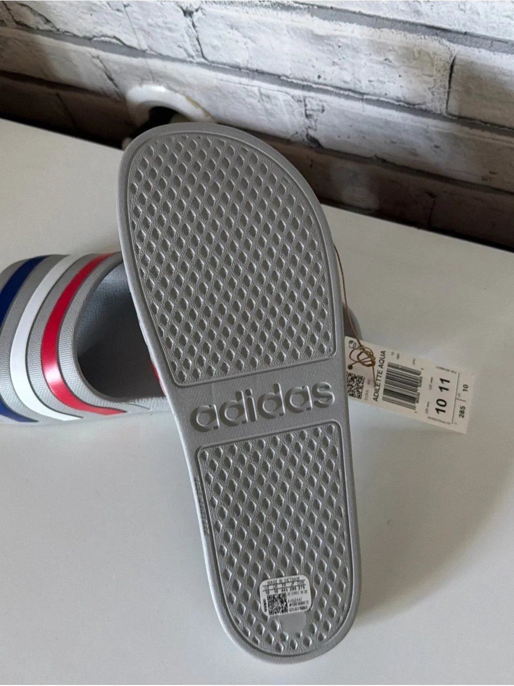 Adidas Men’s Size 10 Adilette Aqua Slide Sandals. Grey/Multicolored Stripes. NWT